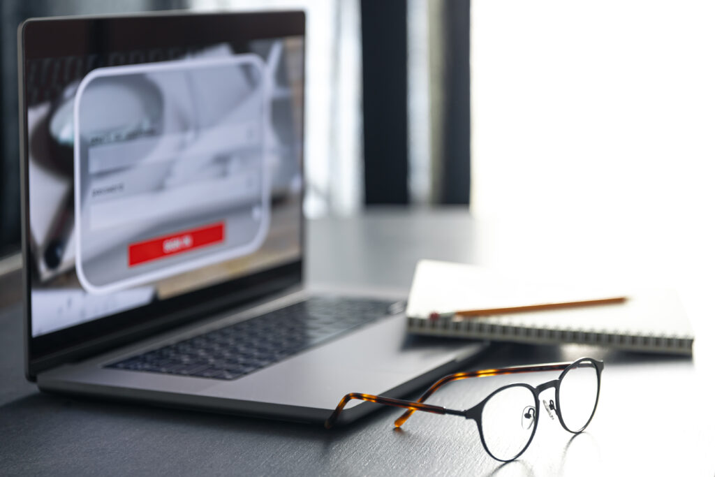 Kurs online z zakresu bezpieczeństwa i detektywistyki na ekranie laptopa.